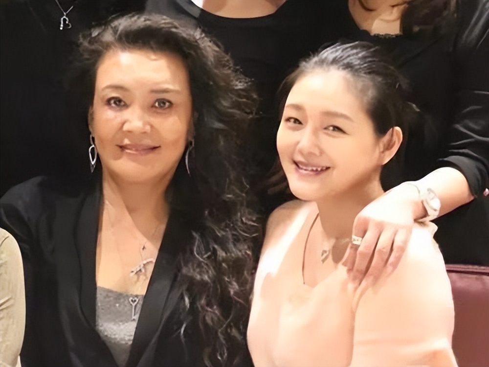 当白莲花大S撕掉体面，显露“捞女”嘴脸，她的评论区被骂到自闭