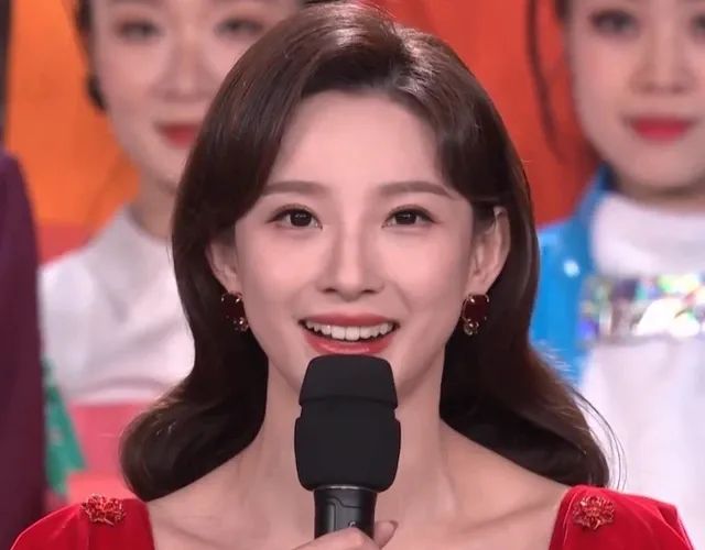 马凡舒回归《天下足球》，人气一路飙升，被赞是董卿接班人