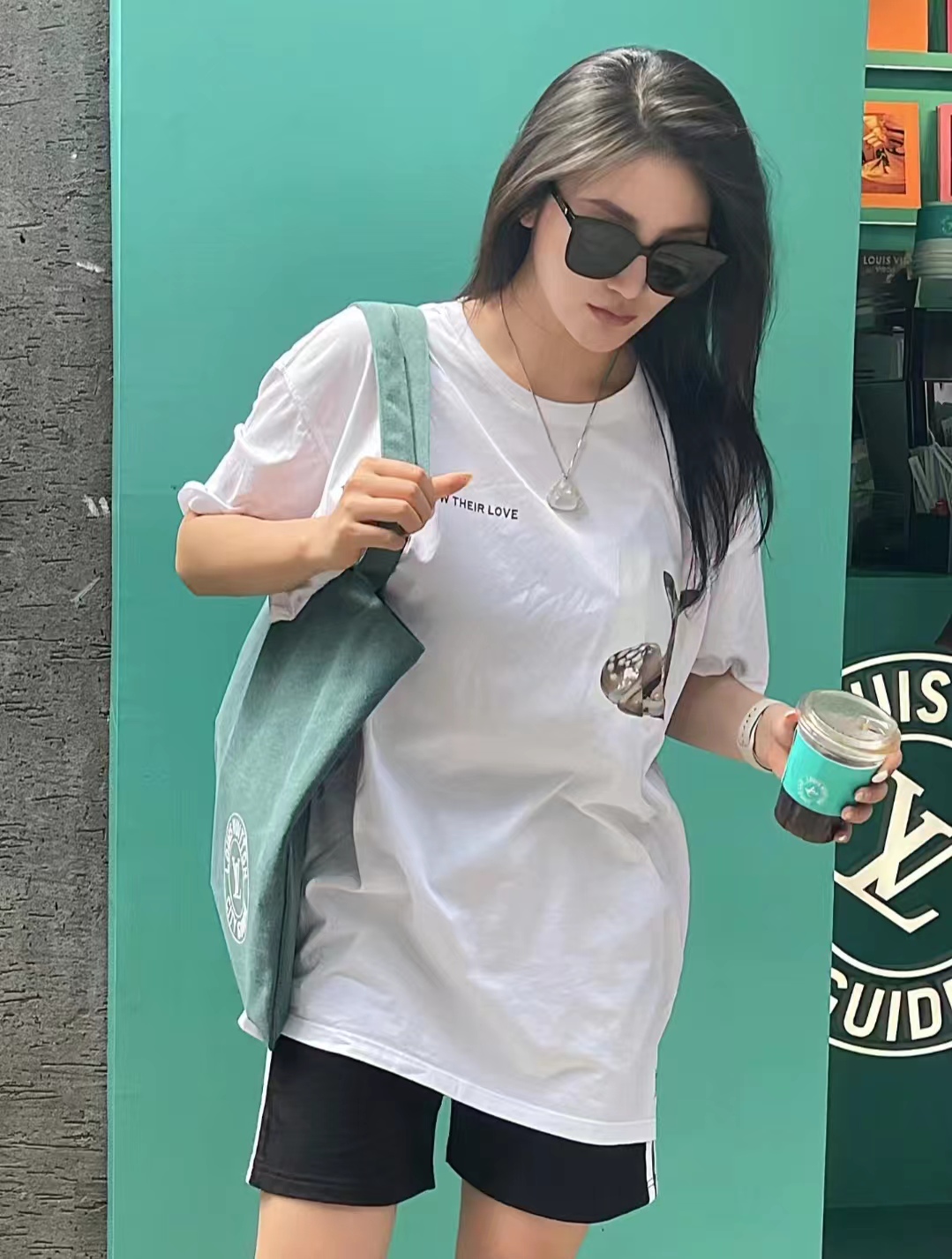 lv购物袋搭配衣服,lv帆布包穿搭