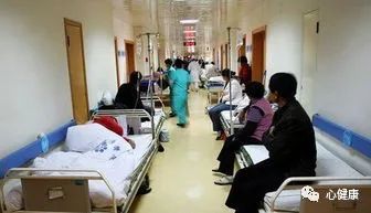 医院的床位空了又满,医院里有床吗