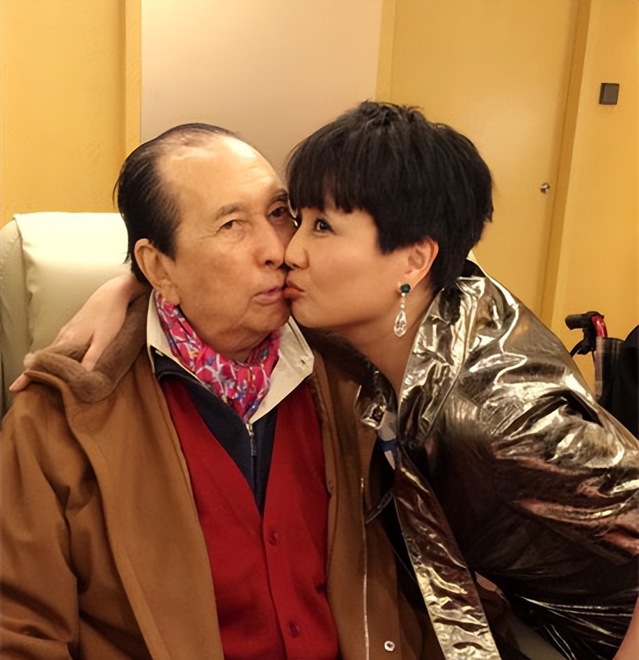 李嘉欣何超琼最新消息,何超琼梁安琪李嘉欣