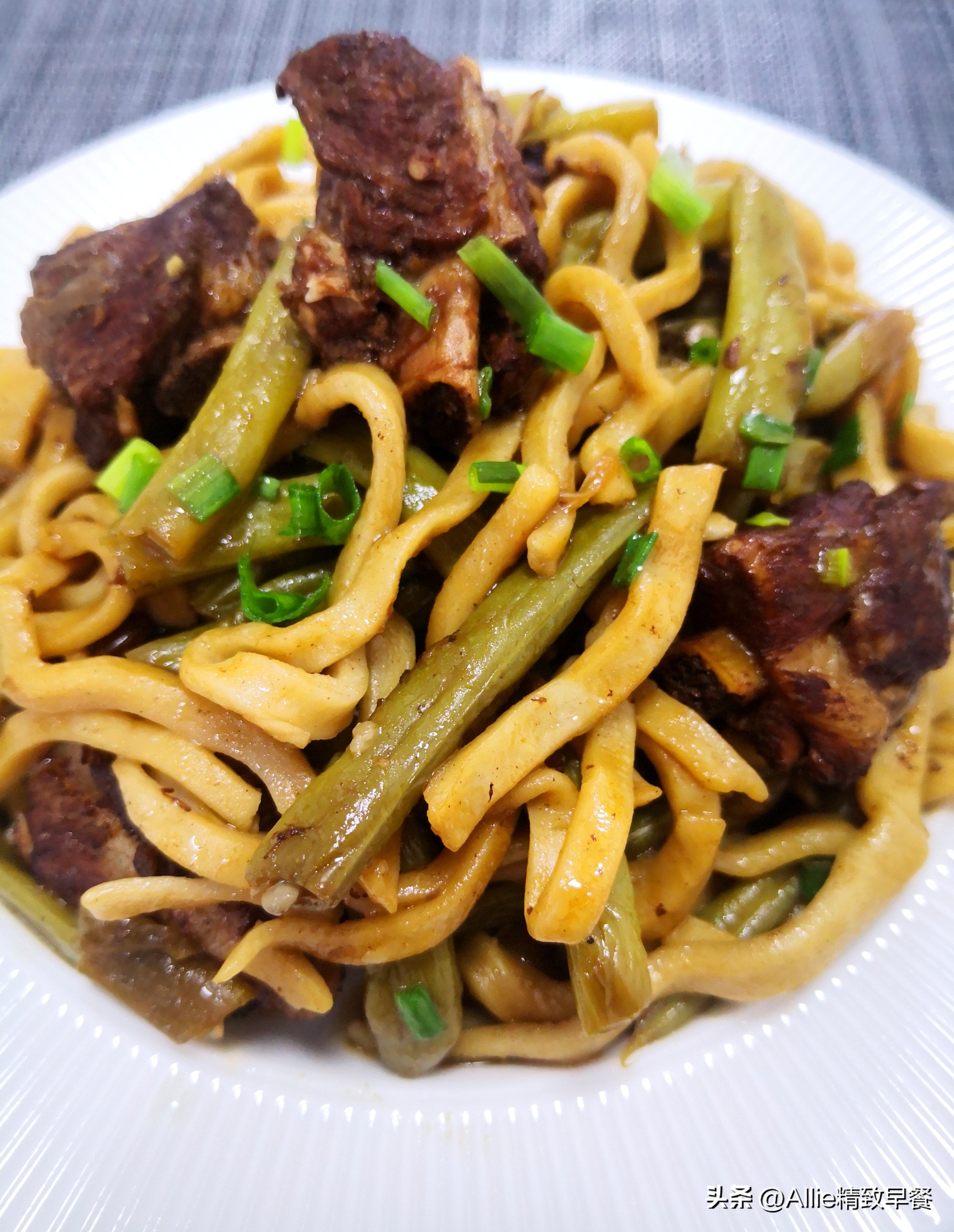 生面条做焖面怎么老是粘锅,焖面怎么做才能软烂不粘锅