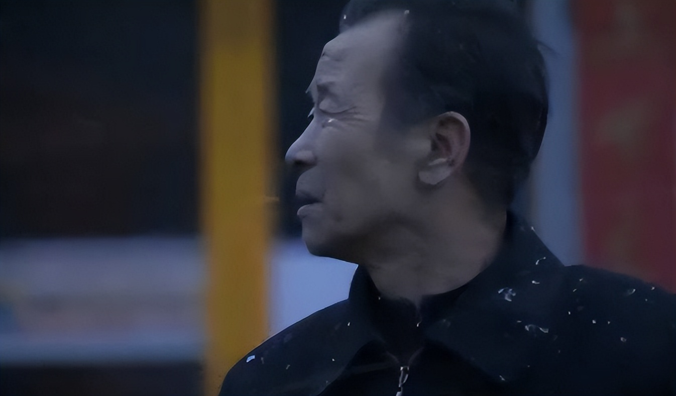 甘肃一女学生遭老师强奸，老师出狱后，女学生下跪：对不起我错了