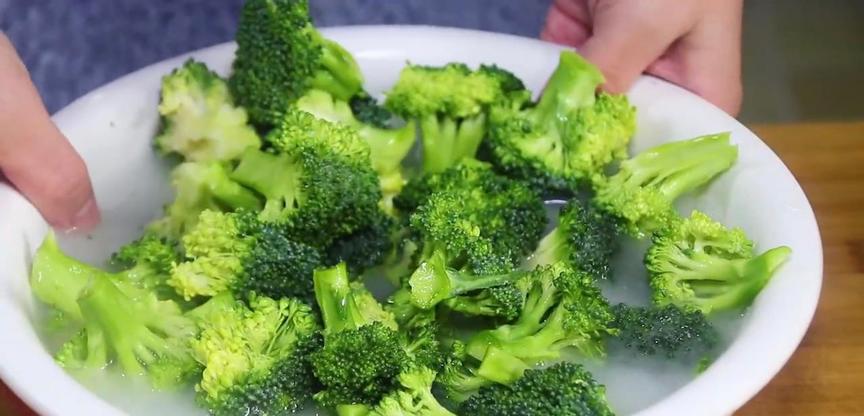 失眠多是肝火盛！建议中老年人，多吃3样青菜，降肝火，助睡眠