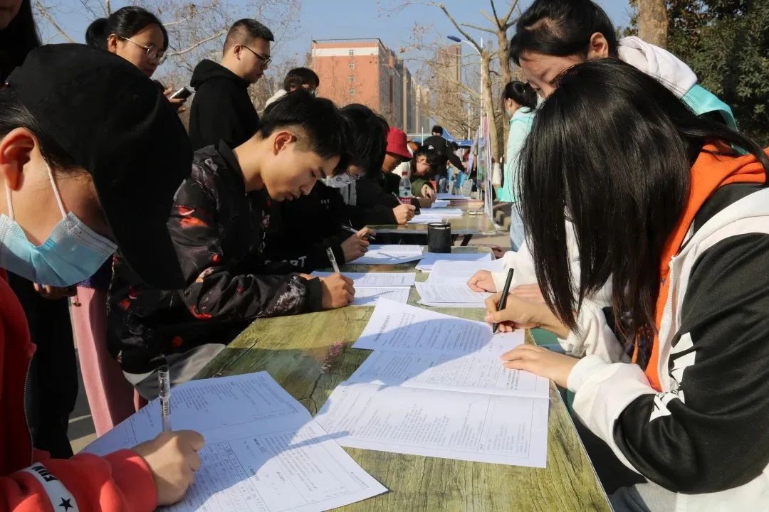 学雷锋精神青少年志愿活动价值,学雷锋树新风争做雷锋精神弘扬者