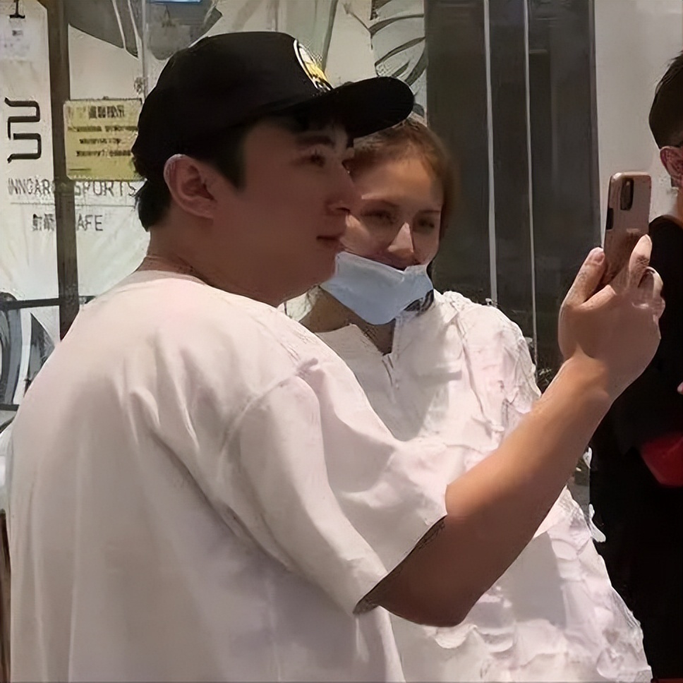 王思聪疑借好友900多万手表炫富，身边女伴颜值普通，身份惹热议