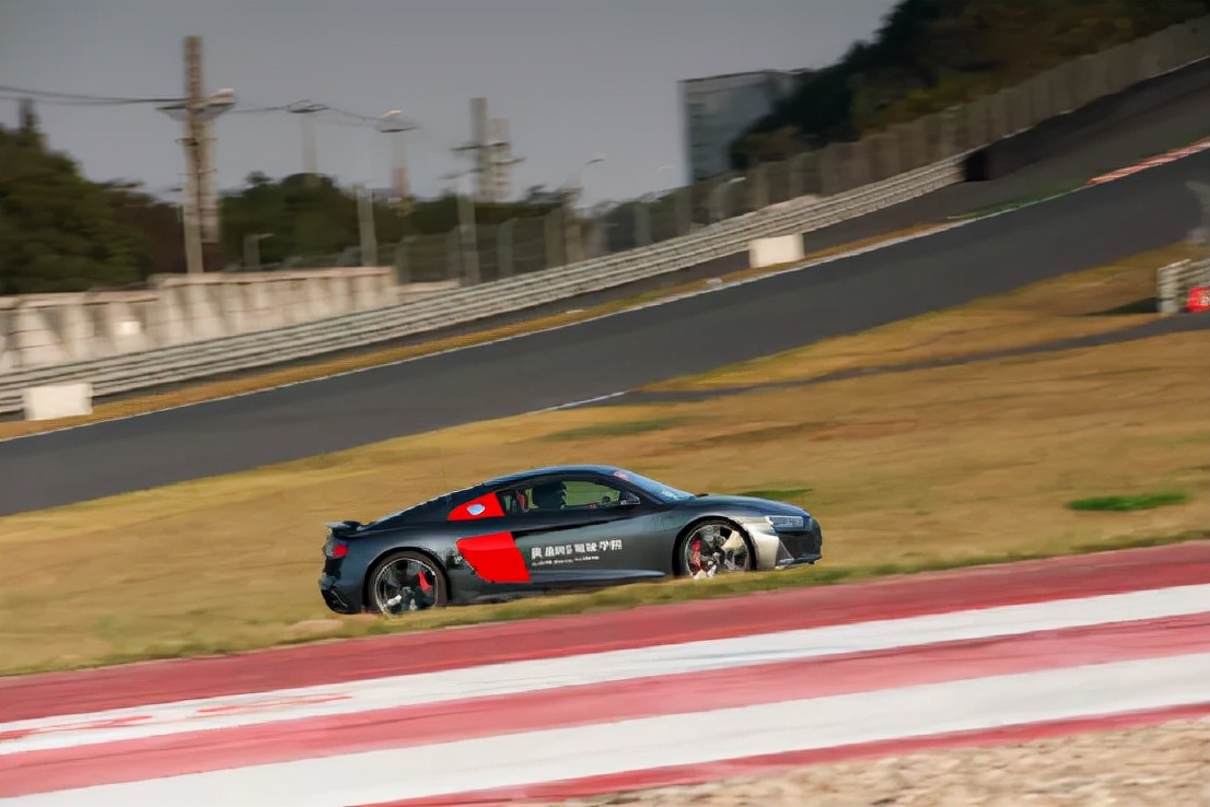 我在小纽北开R8跑车，奥迪RS驾驶学院能学到什么？