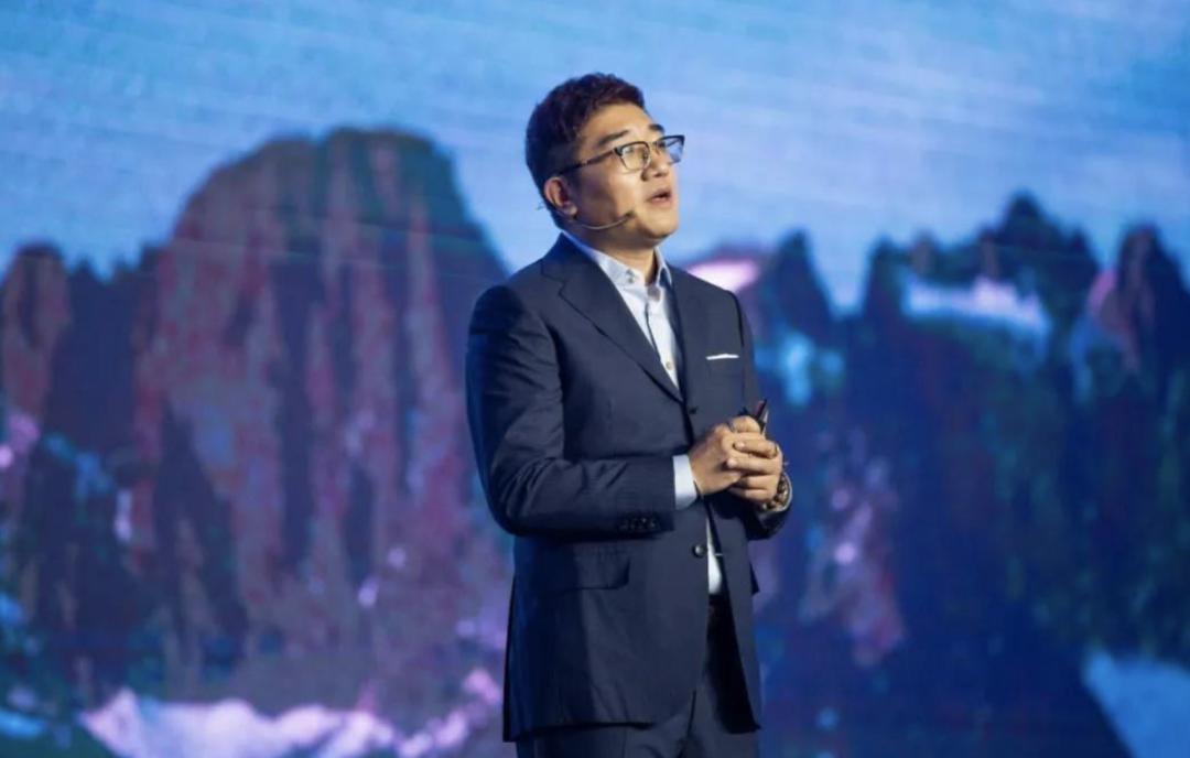 一个香港补鞋匠,一个浙江宁波人,如何创建中国第一女鞋品牌的?