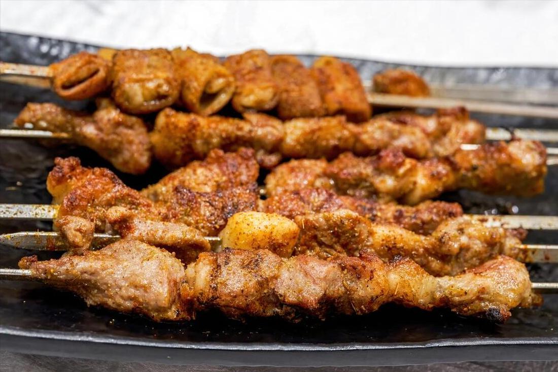 小伙请女朋友吃串,打工小伙请媳妇吃烧烤