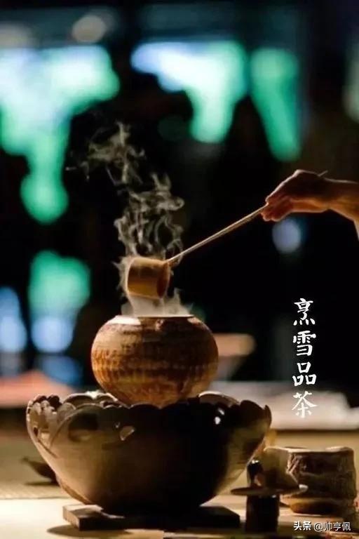 愁人独坐书窗下什么意思,愁人正在书窗下一片飞来一片寒