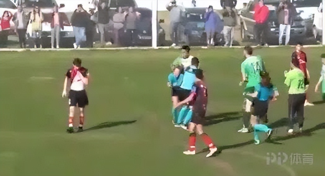 希金斯飓风袭击裁判,足球场上袭击裁判