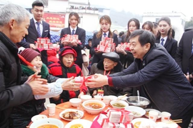 90后小伙带领全村人发家致富,男子创业成功回乡带500多人增收