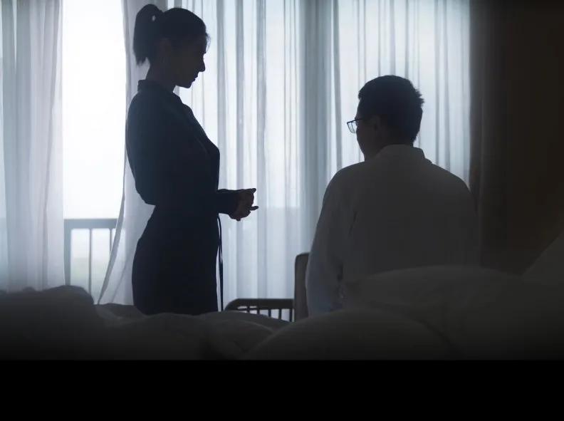 黄奕穿丝绸睡袍身材太好了，成熟有韵味女人好迷人