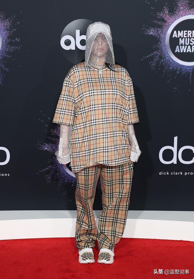 奥斯卡歌曲得主比莉·艾利什，古怪着装和“厌世脸”，你喜欢吗？