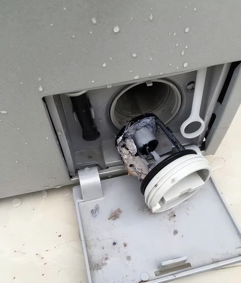 洗衣机清洗后衣服上有渣子怎么办,洗衣机洗的衣服很多毛絮怎么清理