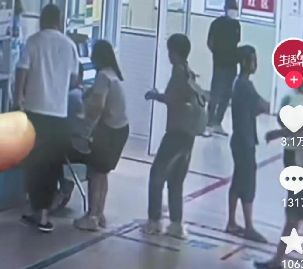 婴儿被车撞飞抢救,车祸婴儿直接飞出母体后续