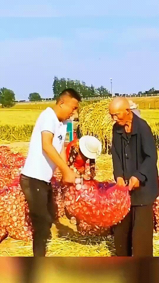 姑娘下次自拍的时候整理一下房间吧,你的秘密都被大家发现啦