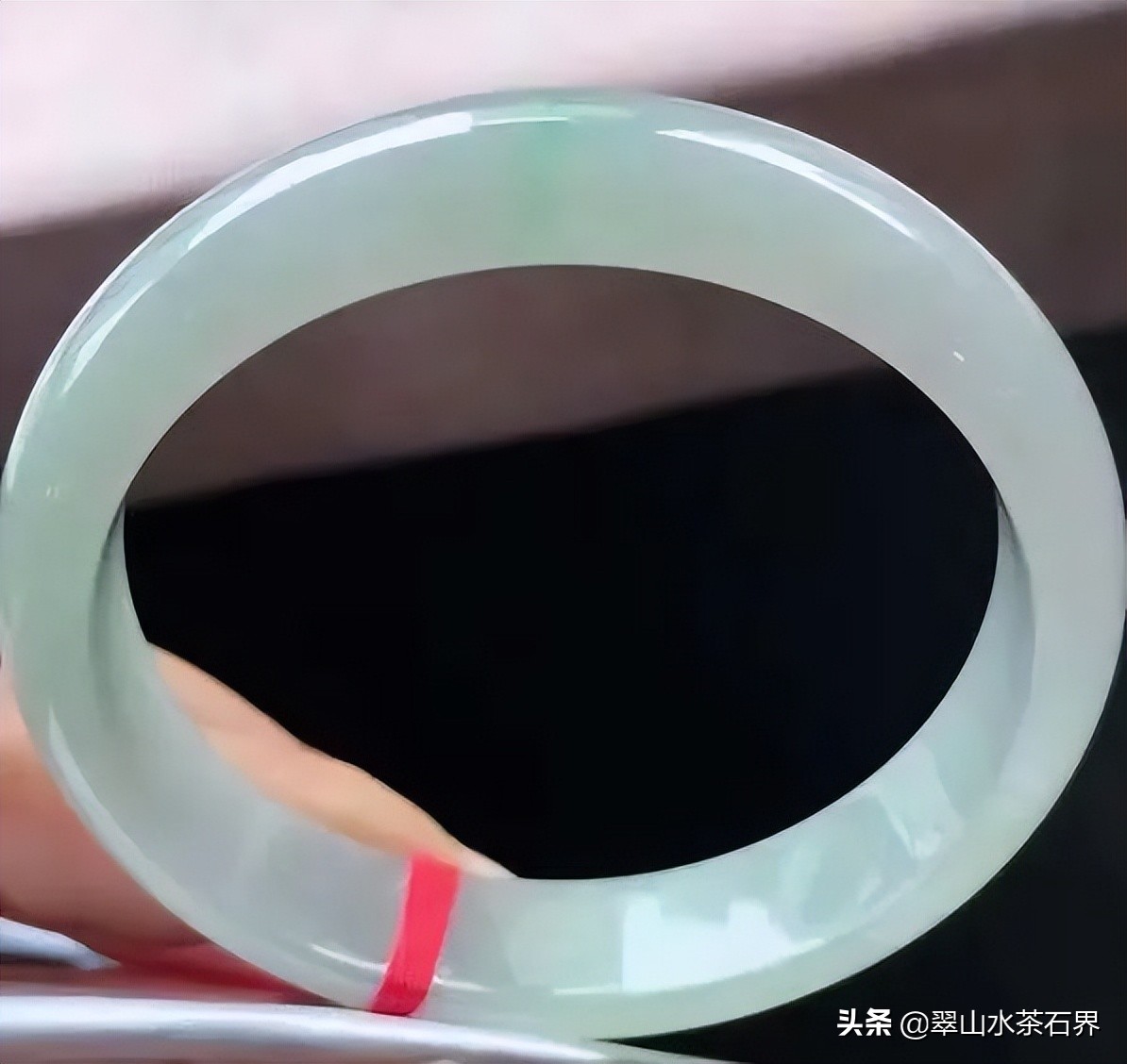 黑乌鸡翡翠手镯等级,翡翠手镯的种水八个等级及价格