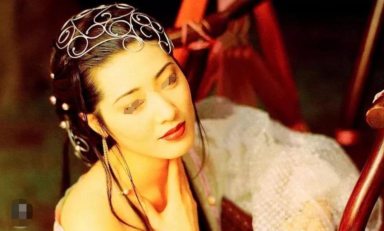 消失十几年19岁下海当*星艳**、酒局捏爆假胸34D变32A，上岸卖拉面？