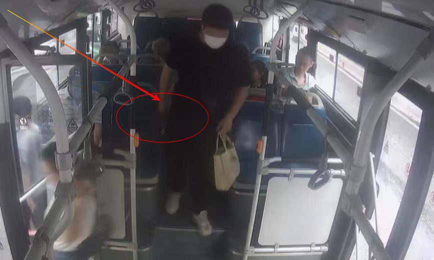 女子大意丢失手机110民警帮助寻回,手机被盗后失主一招迅速找回手机