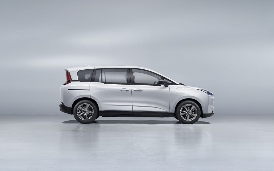 奔腾nat六座空间实测,出行伙伴奔腾nat让出行焕然一新