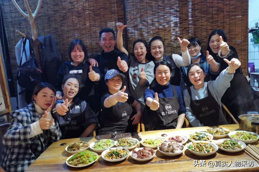 我,离异后摆地摊还债,意外被小15岁小伙追求,开启人生第二春