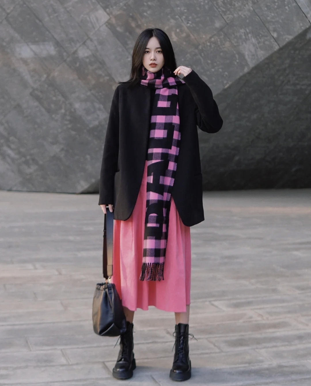 马丁靴的正确搭配图秋冬,穿长腿马丁靴配什么裤子好看