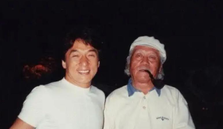 成龙叫房仕龙还是陈港生,成龙姓房为什么叫陈港生