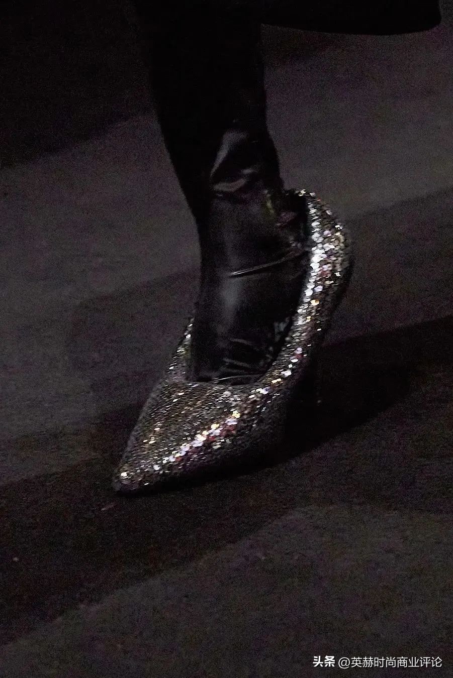 从「阿童木靴」到「马里奥鞋」，二次元席卷时尚界