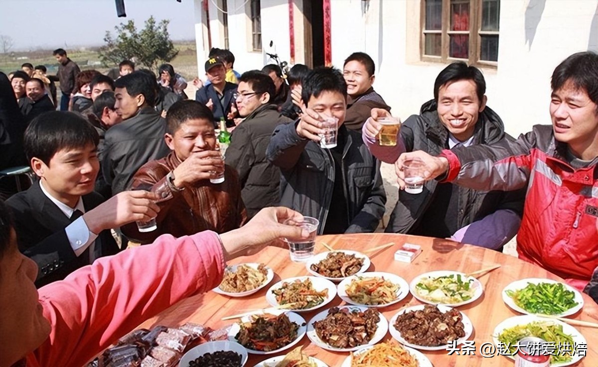 大批“赊酒人”扎堆农村，买酒先交一半钱，来年付尾款，有何猫腻