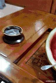 女生夏天穿靴子脚不臭吗,女生的脚和男生的脚哪个臭