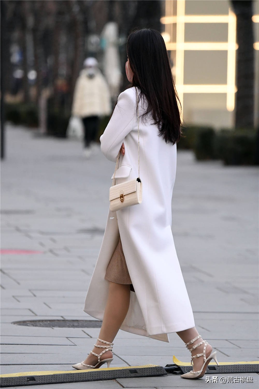 复古雕花细高跟单鞋怎么搭配好看,气质小清新平底尖头单鞋