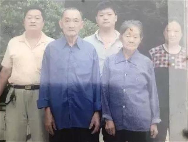 四川小伙在国外要饭完整视频,在巴西流浪的四川小伙