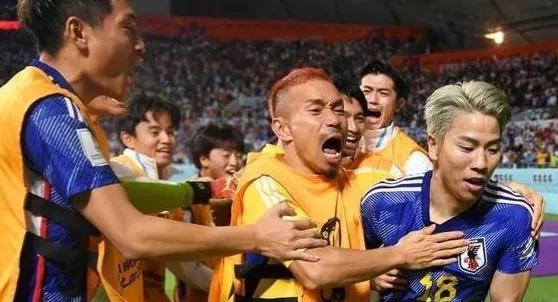 德国球员戏耍日本球员,德国人趴草坪伸脚抬腿视频