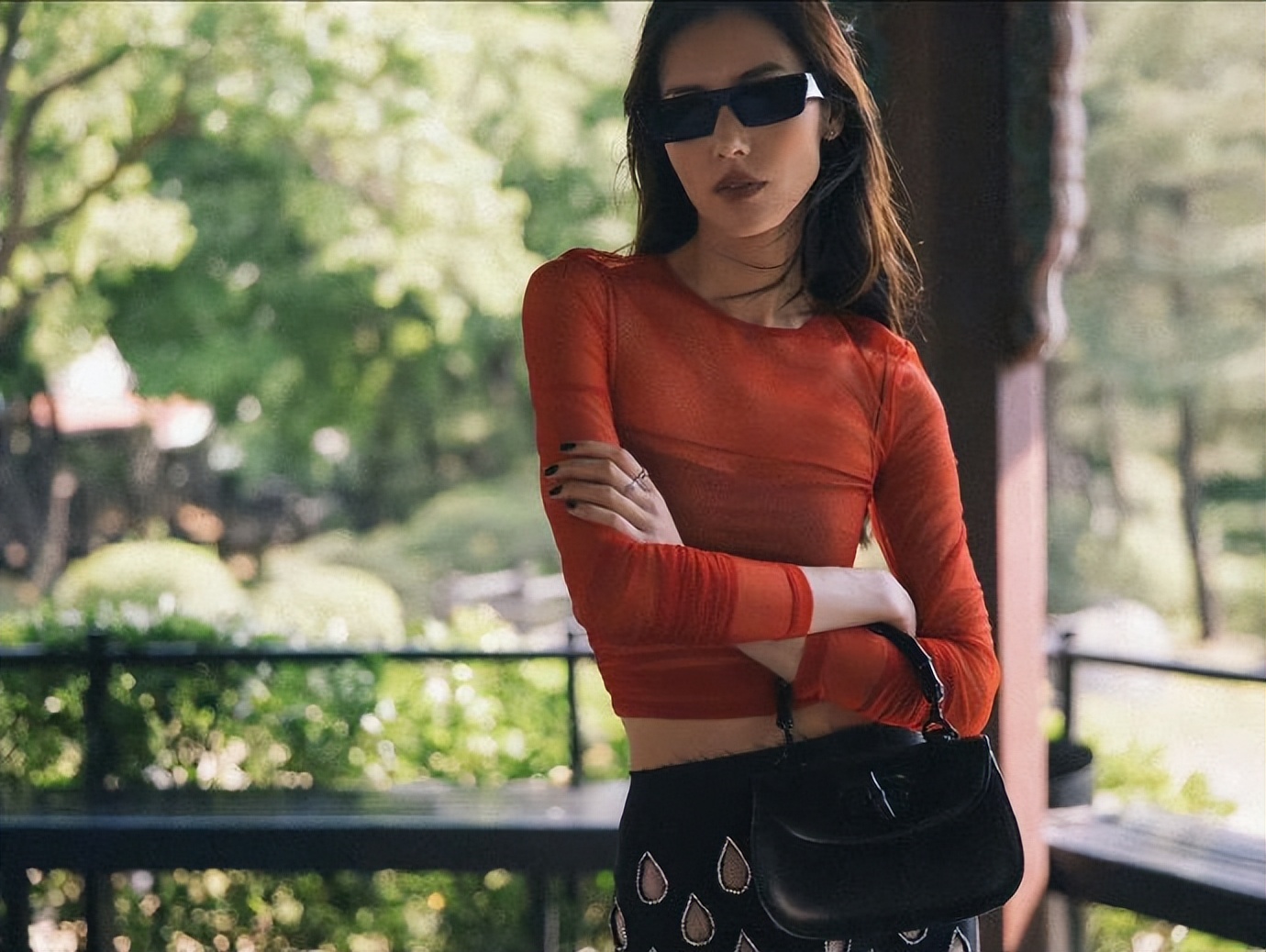 刘雯和倪妮在首尔街头争艳！一个惊艳气场强大，一个酷飒风情十足