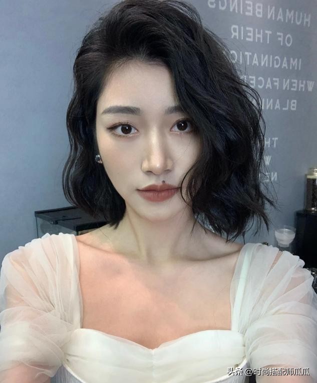 适合发量少减龄的烫发,别再留中间长两边短的发型