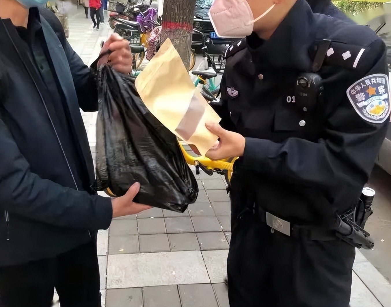 2300校服校方回应,学校订高价校服事件