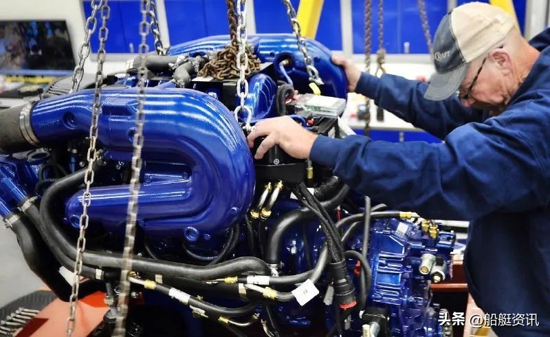 这家重生的造船商正在使用3d技术创造现代的红木经典游艇