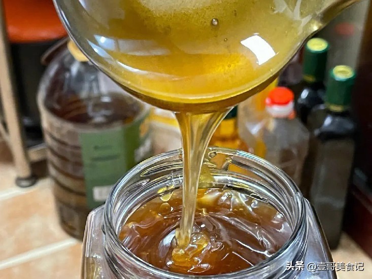 买蜂蜜时，如何辨别真假，30年养蜂教你一招，1个打火机就搞定！