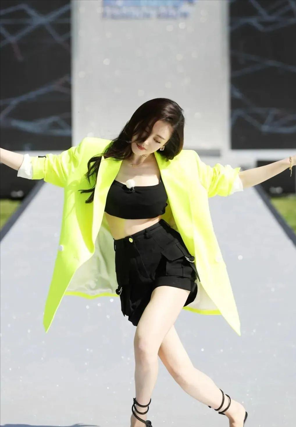 潜水服都遮不住张天爱的曲线？看到她的那一刻：只想娶她回家！