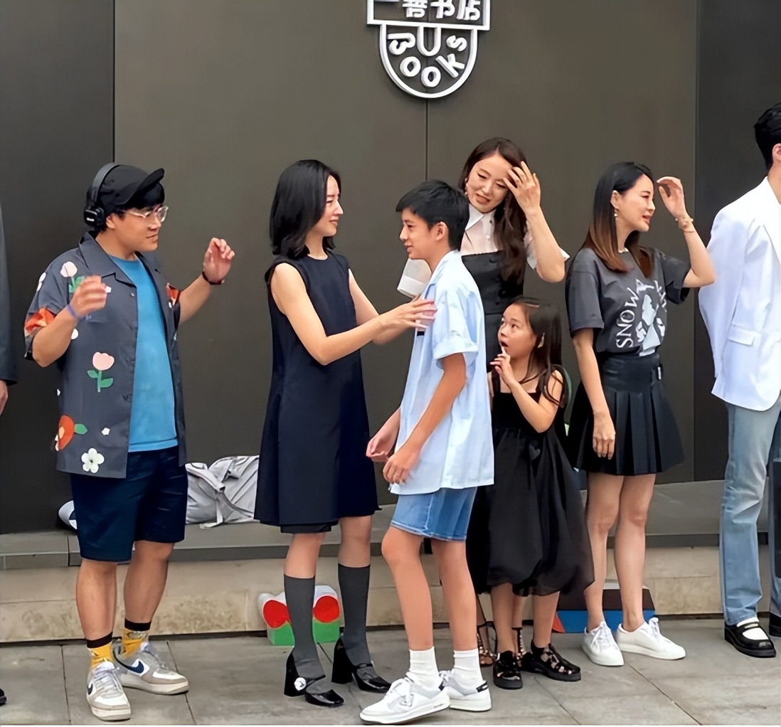 董洁身穿瑜伽裤亮相直播间,43岁董洁穿瑜伽服直播带货视频