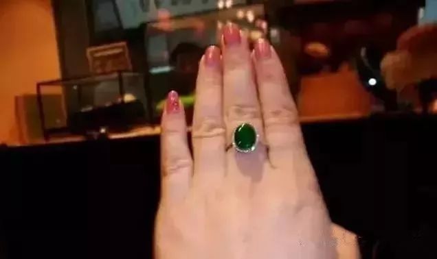 啤酒瓶做帝王绿翡翠,高人拿啤酒瓶做翡翠