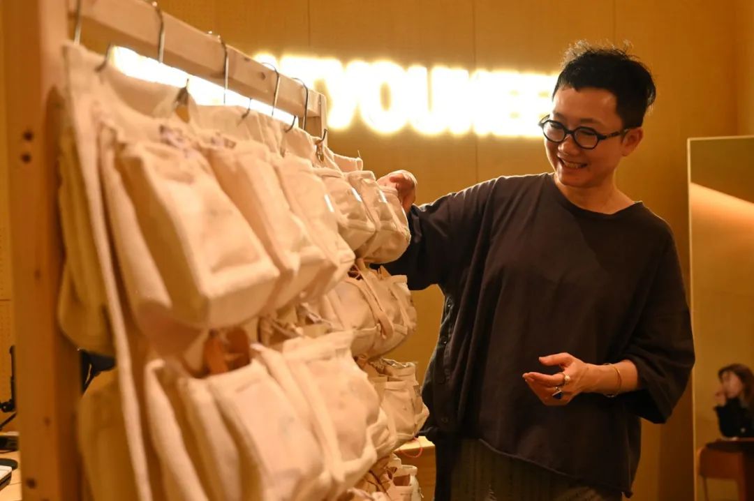 她为没有乳房的姐妹，穿上内衣