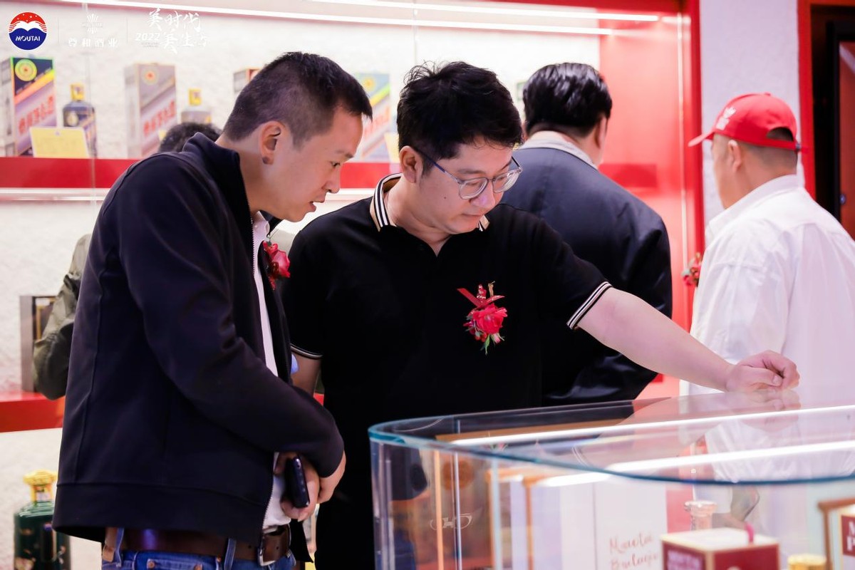 三店齐开重磅开业,贵州第三代茅台专卖店统一开业