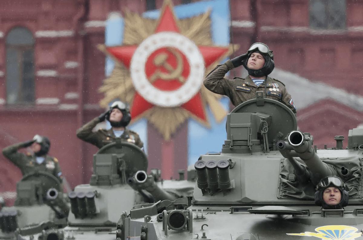 俄军士兵军营唱歌,俄军女兵独自一人跳舞视频