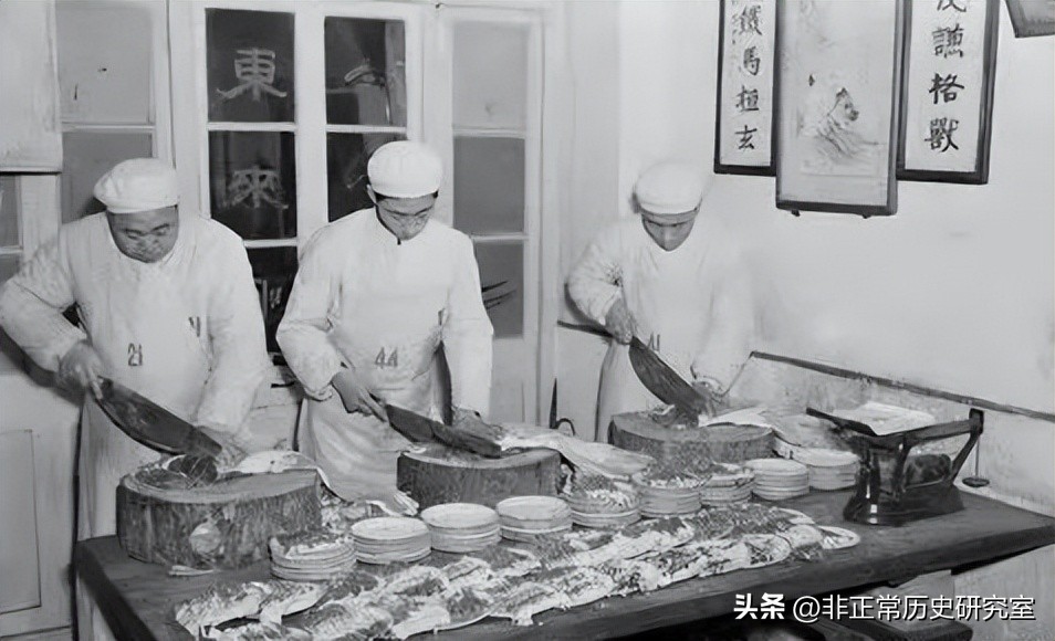 老照片：80年代的北京生活风貌，火车上供应茅台，牛肉一块八一斤