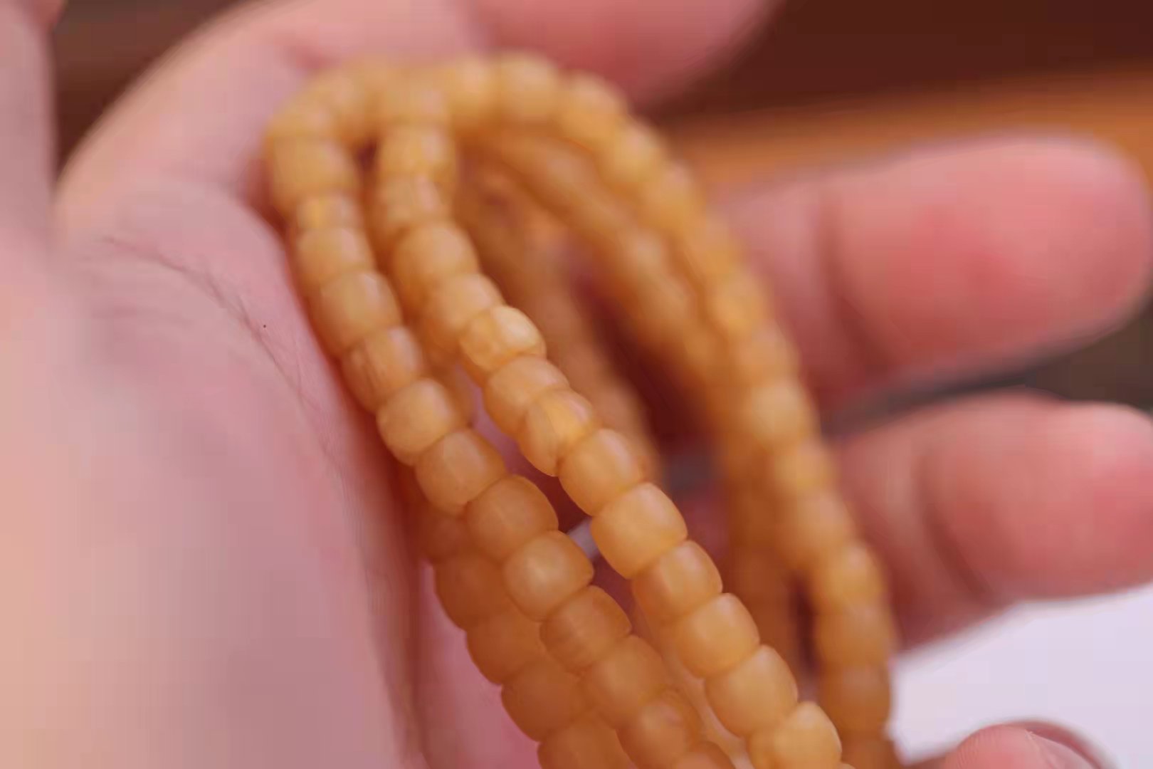 天然蜜蜡和二代合成蜜蜡的区别,二代合成蜜蜡会盘玩变色吗