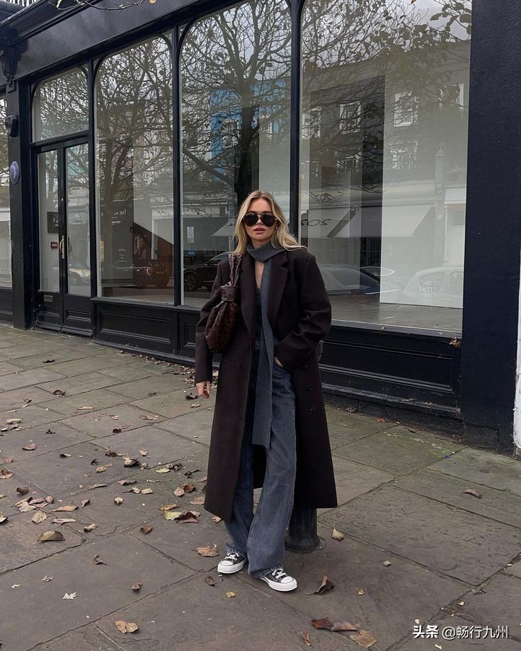 秋冬流行的大牌围巾,必备的三款颜色围巾