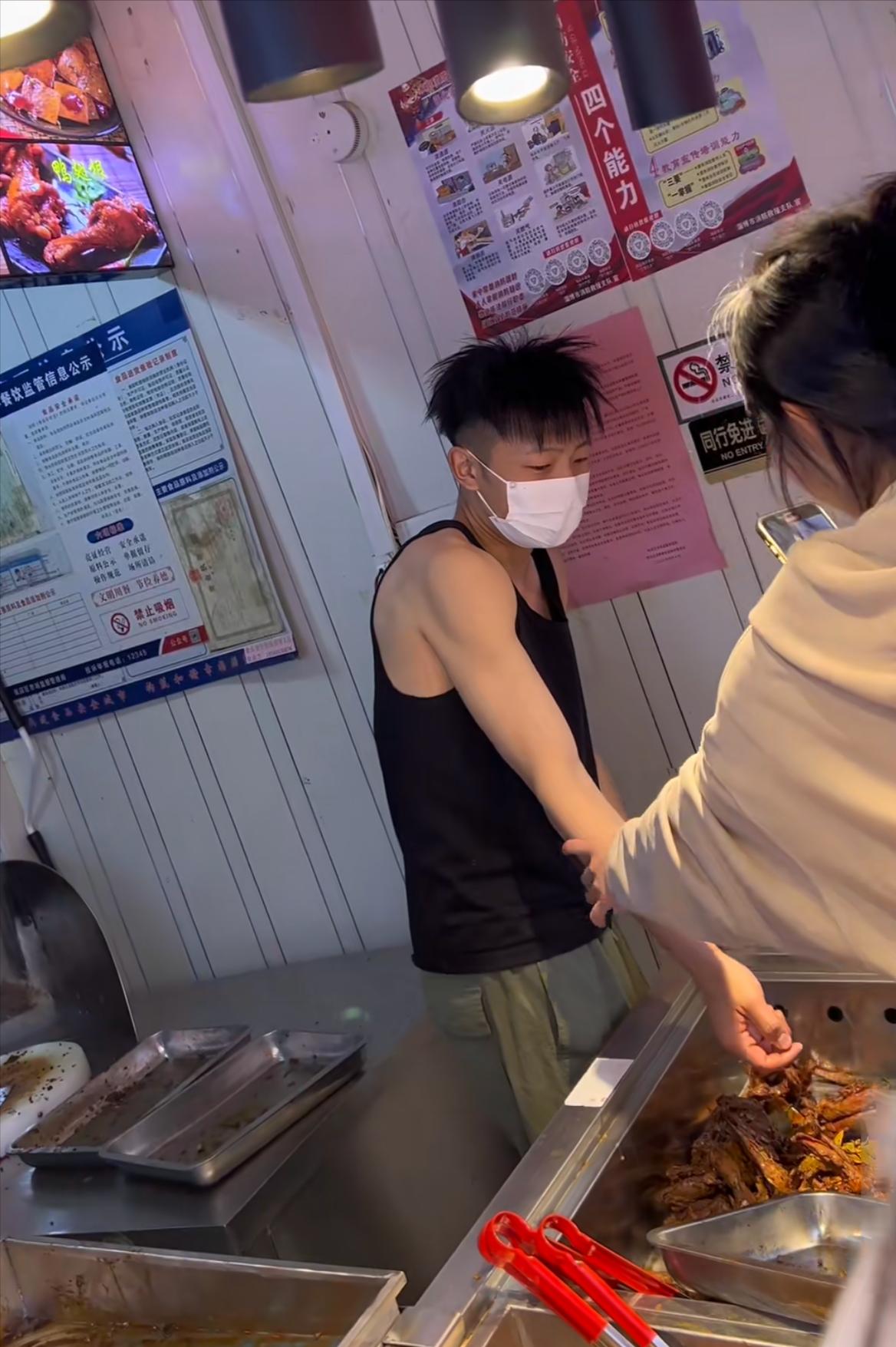 开黄腔、摸肌肉、玩烂梗，淄博鸭货小哥正在被下头女游客性骚扰