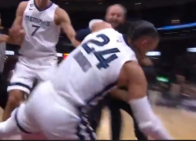 狄龙肘击米切尔原视频,灰熊vs骑士米切尔狄龙